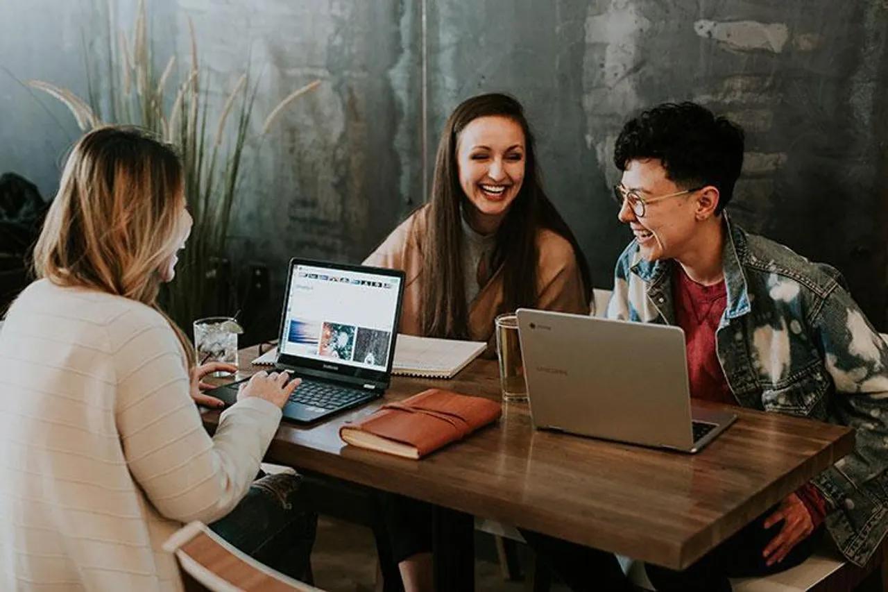 Bahagia di Kantor Itu Penting!  Ini Tips yang Bisa Kamu Lakukan