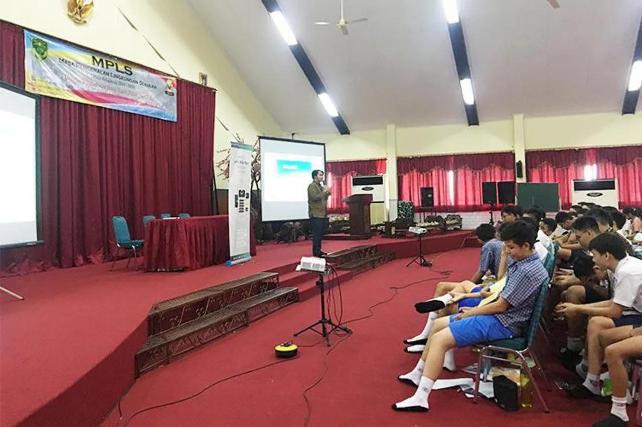 SMA Katolik Sang Timur: Meraih Mimpi Lewat Internet