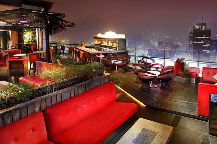 Cloud Lounge & Dining, Sajikan Pemandangan Malam Jakarta