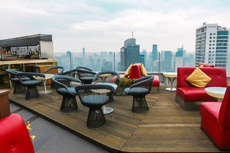 Cloud Lounge & Dining, Sajikan Pemandangan Malam Jakarta