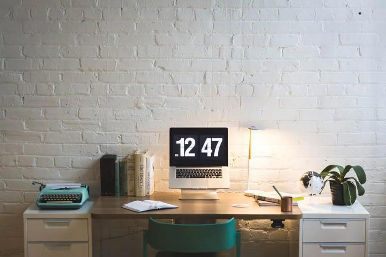 Mengatasi Perasaan Stres yang Muncul Saat Work From Home