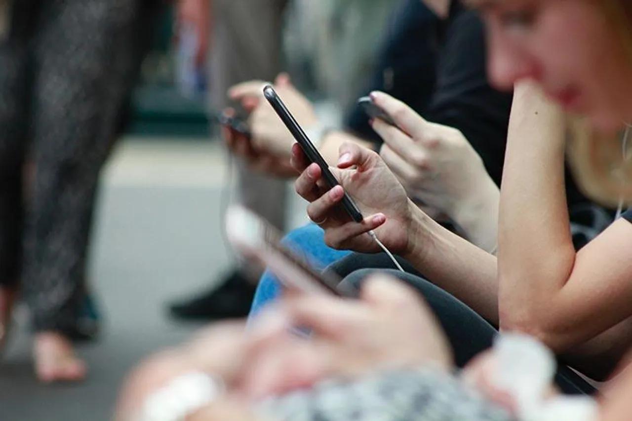 Kebiasaan Masyarakat Indonesia Menggunakan Internet Saat Pandemi